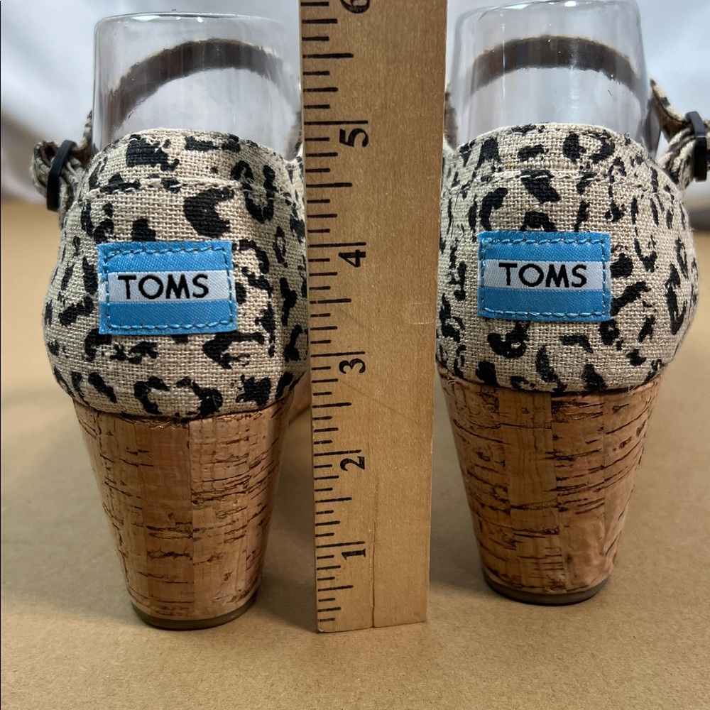 New Toms cheetah print platform wedge ankle
Strap open toe sandals 8 - Picture 4 of 9